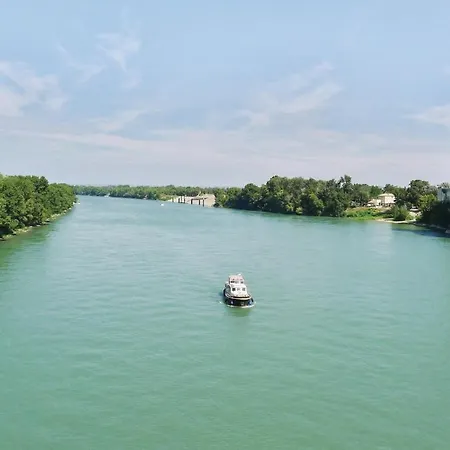 Amazing In With Wifi Vakantiehuis Beaucaire (Gard)